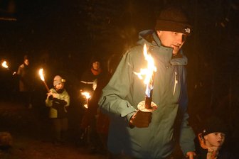 Wochenendtipps für das Vogtland: Storys über Depeche Mode in Plauen, Fackelwanderungen und die Nacht der Musicals - Gleich zwei Fackelwanderungen finden am Freitagabend im Oberland statt, wie hier in Erlbach vor zwei Jahren.