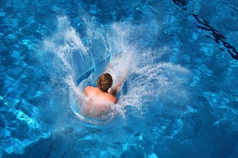 Wochenendtipps für den Raum Stollberg: Cocktails am Stadtstrand, Teenie-Disko, Arschbomben-Contest und Feuerwehr-Fest - Wer zaubert die höchste Fontäne, den lautesten Knall – kurz: die ultimative Arschbombe? Antwort gibt’s am Freitag im Zwönitzer Freibad.
