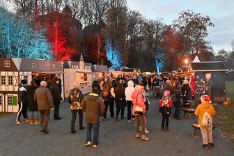 Wochenendtipps für die Familie: Das ist am ersten Advent in der Region Aue und Schwarzenberg los - Der Auer Raachermannelmarkt öffnet am Freitag wieder am Carolateich seine Pforten.