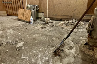 Wochenlang stand Schmodder im Keller eines Wohnhauses in Schwarzenberg - nun kommt Bewegung in die Sache - Bis 16. Mai sah es im Keller des Wohnhauses in Schwarzenberg nach dem Wasserschaden im März so aus.