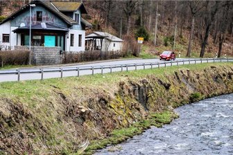 Wochenlange Umleitung im Westerzgebirge: Ab 24. April Staatsstraße zwischen Antonsthal und Breitenbrunn dicht - Im Jahr 2003 wurde schon einmal ein Sanierungsabschnitt an der Stützwand zwischen Schwarzwasser und Staatsstraße in Breitenbrunn fertiggestellt. Nun wird die Mauer auf 211 Metern Länge neu aufgebaut. 