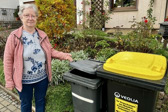 Wochenlanges Warten auf neue Gelbe Tonne: Warum eine Zwickauer Familie stinksauer ist - Bärbel Pistorius hat Ärger mit der Gelben Tonne. Die neue ist zu groß.