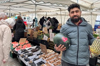 Wochenmärkte in Westsachen: Warum es ohne Käse-Maik schwer ist - Hat sich mit dem Parkplatz an der Marienstraße seinen eigenen Marktplatz gesucht: Elias Albek bietet dort in Zwickau mittwochs Obst und Gemüse an, seit Februar handelt er freitags auch auf dem Wochenmarkt in Werdau.