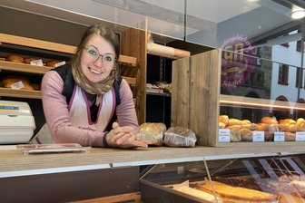 Wochenmarkt startet in Chemnitz: Hier gibt es Mittagessen für unter 5 Euro - Melissa Schäfer von der Bäckerei Schäfer steht dienstags und donnerstags auf dem Markt.