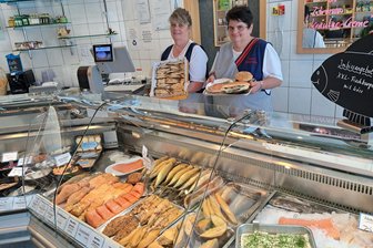 Wochenmitte in Eppendorf: Warum stürmen alle zu Krönerts Fischgeschäft? - Jetta Paulig (l.) und Silke Krönert im Eppendorfer Fischgeschäft.