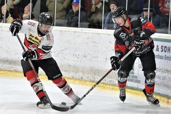 Wölfe aus dem Erzgebirge reisen als Spitzenreiter der Eishockey-Regionalliga Ost zum Vierten – und sind gewarnt - Jan Meixner (r.) und die Schönheider Wölfe sind seit 14 Spielen ungeschlagen – und wollen es auch am Sonntag gegen die Luchse Lauterbach bleiben.