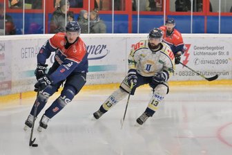 Wölfe brauchen zweimal Biss: Eishockeycracks aus dem Erzgebirge doppelt gefordert - Ist Tom Berlin (l.) so torhungrig wie zuletzt? Der Neuzugang von Chemnitz gab einen soliden Einstand bei Schönheide.