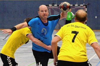 Wölfe empfangen nächsten Favoriten - Steffen Schnabel (Mitte) wird hier bei einem Torwurf für die Handballwölfe von Niels Wöllner(links) und Rico Englert attackiert. 