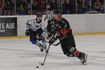 Wölfe-Fans erleben Drama in der Eishockey-Regionalliga: Chemnitz dreht im Derby im letzten Drittel mächtig auf - Den Halbfinalauftakt vor heimischer Kulisse haben die Schönheider Wölfe um Yannek Seidel nach dramatischem Verlauf gegen die Chemnitz Crashers verloren.