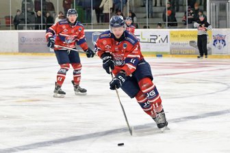 Wölfe-Fans ölen ihre Stimmen: Eishockey-Gemeinde aus dem Erzgebirge folgt ihrem Team nach Hessen - Kevin Piehler und die Schönheider Wölfe sind diesen Sonnabend in Lauterbach auf dem Eis.