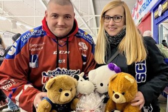Wölfe fegen Tornados vom Eis - Auch die Wölfe-Fans Patrick Reißmann und Anna Löschner ließen am Sonntag einige Plüschtiere aufs Eis fliegen. Über die kuschligen Präsente freuen sich Steppkes in verschiedenen Kindereinrichtungen.