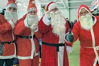 Wölfe komplettieren bei Halbzeit das Dutzend - Freier Eintritt für Weihnachtsmänner und -frauen bei den Schönheider Wölfen: Bei der Aktion zum letzten Heimspiel 2022 machten auch Steve Oschatz, Carolin Rühle, Peggy Martin und Mario Riedel (v. l.) mit.