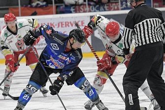 Wölfe lassen nichts anbrennen - Die Schönheider Wölfe mit Tomas Rubes (links) bauten ihre Tabellenführung mit einem 7:2-Sieg gegen FASS Berlin aus. 