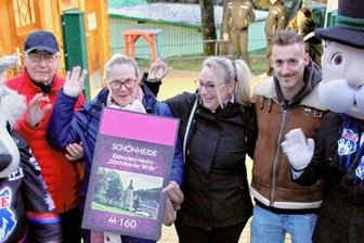 Wölfe-Trainer stapelt tief - Werbung fürs Erzgebirgs-Monopoly: Auch Ulrike Seidel (2. v. r.) ist es zu verdanken, dass die Wölfe und ihr Heimatort Schönheide auf dem Spielbrett zu finden sind. Sie war am Sonnabend mit Sohn Felix (r.), ihrer Cousine Anette Pyka und deren Mann Stefan Pyka beim Heimspiel vor Ort. Die Frauen sind Enkelinnen von Wolf Bretschneider, der die Eishockey-Tradition in Schönheide vor 87 Jahren mitbegründet hatte. 