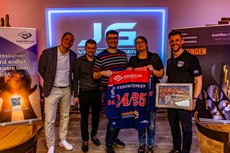 Wölfe: Vorstand von Eishockey-Verein im Erzgebirge macht weiter - Der Wölfe-Vorstand beim Sponsorentreffen 2025: Sven Schröder (v.l.), Philipp Werner, Nils Geiler (JG Verpackungen), Susann Morgner und Stefan Lenk.