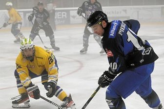 Wölfe wahren weiße Weste - Kevin Piehler steuerte zum 4:2-Sieg der Schönheider Wölfe in Weißwasser ein Tor bei. Noch eine Woche zuvor hatten die Erzgebirger zuhause viel deutlicher gegen die Jungfüchse gewonnen.