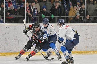 Wölfe wirbeln Tornados durcheinander - Nach dem Derbysieg gegen die Crashers Chemnitz, hier im Bild mit dem Schönheider Richard Zerbst (links), haben die Wölfe auch bei den Tornados Neisky klar mit 9:1 gewonnen.
