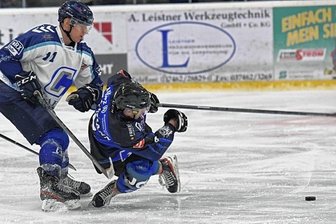 Wölfe wirken wie zahnlose Tiger - Trotz akrobatischer Einlagen wie dieser von Schönheides Moritz Gero Gottsmann (r.) unterlagen die Wölfe im Derby mit 3:6.