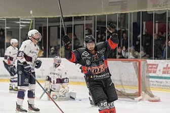 Wölfen gelingt Revanche gegen Berliner - Tomas Rubes hatte gegen die Eisbären-Juniors allen Grund zum Feiern. Er steuerte drei Treffer zum 10:3-Sieg der Schönheider bei.