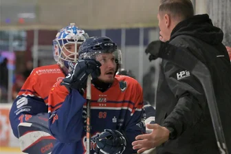 Wölfin macht ihr Rudel im Erzgebirge stolz: Anastasia Gruß für Nationalteam nominiert - Müssen sich gut absprechen: Der Schönheider Ricco Warkus (l.), Wölfe-Coach Sven Schröder und das restliche Rudel stehen vor einem richtungsweisenden Duell.
