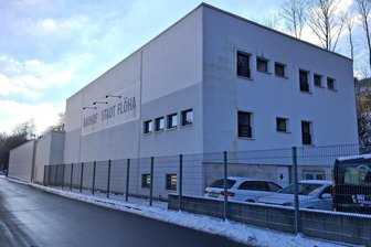 Wofür die Stadt Flöha in diesem Jahr Geld ausgeben will - Die Rückseite des Bauhof-Betriebsgebäudes der Stadt bekommt eine neue, gedämmte Fassade.