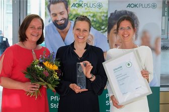 Wofür ein Seniorenheim in Plauen Sonderurlaub gibt - Annett Stark (Mitte), Geschäftsführerin SBW Vogtlandkreis gGmbH, bei der Übergabe des Preises.