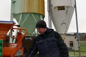 Wofür Geld in Börnichen ausgegeben werden soll - Bauhof-Mitarbeiter Silvio Uhlmann vor dem alten Salzsilo. 