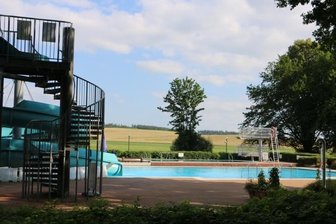 Wofür Pausa-Mühltroff in diesem Jahr Geld ausgeben will - Das Freibad Pausa soll in diesem Jahr saniert werden. Die Kosten sind mit 916.000 Euro kalkuliert. 