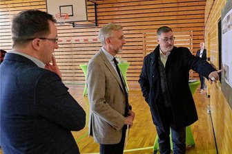 Wofür Stützengrün in diesem Jahr Geld ausgeben will - Bürgermeister Volkmar Viehweg (r.) erläutert Sachsens Innenminister Armin Schuster das Turnhallenprojekt. Links Landtagsabgeordneter Eric Dietrich. 