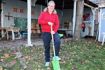 Wofür Vereine in Crimmitschau Geld ausgeben - Annett Erler vom CVJM-Kindertreff in Crimmitschau steht auf jenem holprigen Platz, der erneuert wird. Dafür gibt es Geld aus dem Bürgerhaushalt.