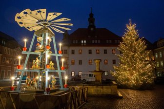 Woher die Städte und Gemeinden rund um Flöha diesmal ihre Weihnachtsbäume bekommen - So sieht es in Oederan aus, wenn Weihnachtsbaum und Pyramide stehen und festliche Stimmung verbreiten. Dieses Jahr soll er Baum bis zum ersten Advent aufgestellt sein.