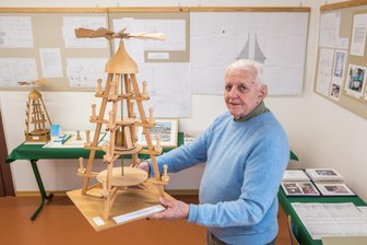 Woher kommen Adorfs Traditionen? Erzgebirgsort feiert seine Geschichte mit einzigartiger Ausstellung - Helfried Walther mit Adorfs bekannter Weihnachtspyramide.