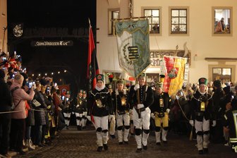 Wohin am dritten Advent in der Region Aue und Schwarzenberg: Schwibbogenfest, Weihnachtsmarkt-Start und Gans-Verlosung - Zum Abschlusswochenende des Schwarzenberger Weihnachtsmarktes lockt am Samstag ab 17 Uhr die Große Bergparade mit anschließendem Bergzeremoniell stets Tausende Menschen in die historische Altstadt.