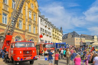 Wohin am Feiertag und Wochenende im Vogtland: Bürgerfest in Reichenbach, Demokratie-Demo in Plauen und Jugend-Kultur-Festival in Auerbach - Beim zweitägigen Reichenbacher Bürgerfest gesellt sich in diesem Jahr zur Blaulichtmeile eine Biermeile hinzu. Auch in Oelsnitz wird der Tag der Einheit mit einem Bürgerfest begangen.