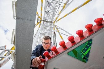 Wohin am Osterwochenende? 18 Tipps für Plauen und Umgebung - Auf dem Plauener Festplatz wird am Samstag der diesjährige Osterrummel eröffnet. In diesem Jahr gibt es auch wieder ein Riesenrad. Juniorchef Hugo Plaenert (Foto) freut sich auf viele Besucher. 