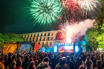 Wohin am Pfingstwochenende im Vogtland: Rock Classics, Falken Rock und Rummeleröffnung - Großes Spektakel vor der Göltzschtalbrücke. Bei Rock Classics treten dort am Samstag zahlreiche Künstler auf.