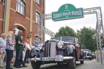 Wohin am Wochenende: Die Veranstaltungstipps für das Vogtland - Am Sonntag fahren rund 170 Oldtimer durch viele Orte im Vogtland. Die 11. August-Horch-Klassik startet am Vormittag in Zwickau und macht längeren Halt in Bad Elster.