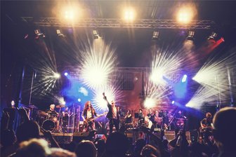 Wohin am Wochenende im oberen Vogtland - Die Show „The Magic of Queen Classic“ mit Sänger Markus Engelstaedter eröffnet am Samstag mit den Welterfolgen der britischen Rockband den Burgsommer auf Schloss Voigtsberg in Oelsnitz.