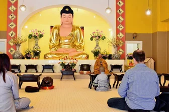Wohin am Wochenende im oberen Vogtland? - Zu Gast im Kloster: Beim internationalen buddhistischen Vesak-Fest ist am Sonntag in Adorf von 11 bis 15 Uhr ein Blick ins buddhistisches Meditationsinstitut An Tich Huong in Adorf (ehemaliges Schützenhaus, Schützenstraße 8) möglich. Der Eintritt ist frei. 