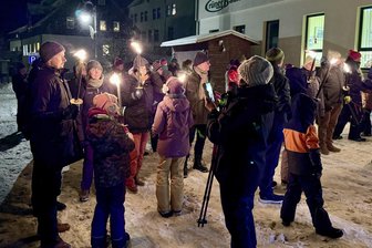 Wohin am Wochenende im Raum Aue und Schwarzenberg? Skifasching, Wanderungen und bekannte Melodien - Start zur geführten Fackelwanderung ist immer freitags, 18 Uhr am „Grünen Baum“ in Carlsfeld.
