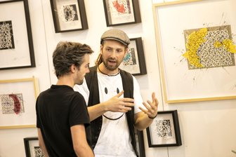 Wohin am Wochenende im Raum Aue und Schwarzenberg? Theater, Musical, Lesung und Ausstellung als Tipps - Alabaster Becher (r.) stellt am Wochenende in der Pop-Art-Galerie in Zwönitz aus.