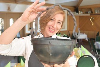 Wohin am Wochenende im Raum Stollberg: Osterfeeling, Karaoke-Party und kulinarisches Theater - 1000 Jahre Erzgebirgsgeschichte will Claudia Lappöhn mit ihrer Veranstaltungsreihe „Miriquidi Melting Pot - Vom Urwald in die Zukunft“ vermitteln: per Theateraufführung und dazu passenden Speisen. Am Freitag ist wieder eine Aufführung.