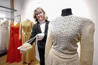 Wohin am Wochenende im Vogtland: Artrock-Festival, Osterrummel, Schau zur Plauener Spitze - Kuratorin Katrin Färber an einem einst weißen Hochzeitskleid, das in einer neuen Ausstellung in der Fabrik der Fäden zu sehen ist.