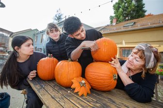Wohin am Wochenende im Vogtland: Erste Halloween-Feste, Maffay-Hits in Plauen, Klima-Analysen in Reichenbach und Kanonendonner - Schüler des Produktiven Lernens der Hufeland-Oberschule in Plauen unterstützten die Weberhaushexen bei der Vorbereitung des Herbstfestes. Marieta, Celin, Alaa und Margitta Schier (v. l.) schnitzten Gesichter in die Kürbisse.