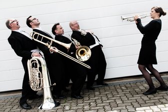 Wohin am Wochenende im Vogtland: Maffay-Songs in Auerbach, Harmonic Brass in Plauen und eine Ü-40-Party - Blechbläser, die auf eine Orgel treffen. Diese musikalische Kombination hat bei Harmonic Brass eine lange Tradition. In Plauen geben die Musiker ein Konzert mit dem Kantor der Dresdener Frauenkirchen.