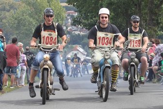 Wohin am Wochenende im Vogtland: Marktschreier, SR2-Treffen und Whiskymesse - In Kürbitz treffen sich die Freunde der SR2 am Wochenende. Wie hier im Jahr 2019 kommen viele Anhänger des Kult-Mopeds zusammen.