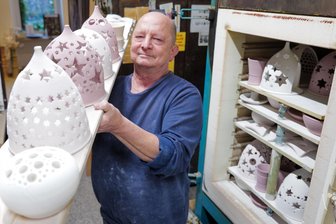 Wohin am Wochenende im Vogtland: Mehrere Märkte locken - Willkommen zum voradventlichen Kunsthandwerkermarkt in der Plauener Bärenstraße 4. Wie jedes Jahr organisiert die Veranstaltung Töpfermeister Andreas Leonhardt.