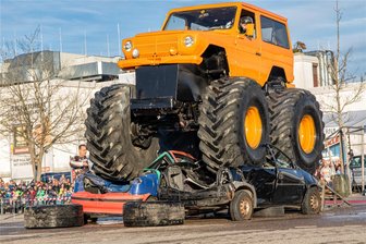 Wohin am Wochenende im Vogtland: Monstertrucks, Herbstfest und Denkmaltag - Quietschende Räder, fliegende Autos und gefährliche Monstertrucks gibt es am Wochenende in Reichenbach zu erleben.