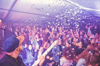 Wohin am Wochenende im Vogtland: Partyband Simultan, Tag des Hundes und ein Roman von Juli Zeh - So ein volles Partyzelt, wie hier im vergangenen Jahr, hatte Ellefeld zur Kirmes noch nie. Auch in diesem Jahr steht die Auerbacher Partyband Simultan auf der Festzeltbühne.