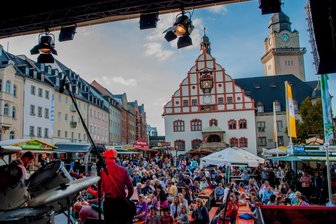 Wohin am Wochenende im Vogtland? Stadtfest in Plauen, Probesitzen auf dem Stuhl des Landrates und Angebote zum Muttertag - Der Altmarkt und Teile der Innenstadt werden beim Stadtfest „Plauener Frühling“ von Freitag bis Sonntag zur Partyzone.